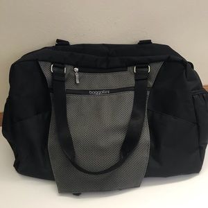 Black Baggallini gym/yoga duffle bag in like new condition